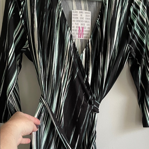 Wrap dress Black, White and aqua/teal painterly Striped LuLaRoe Michelle - Picture 3 of 10